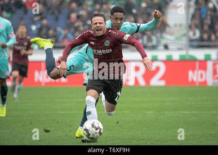 Hanovre, Allemagne. Apr 27, 2019. Nicolai MUELLER (Muller, H) suivi par Jean-Paul BOETIUS (MZ) ; de l'action, la scène de jeu de soccer ; 1. Saison 2018/2019, Bundesliga, 31e journée, Hanovre 96 (H) - FSV FSV FSV Mainz 05 1 : 0, le 27/04/2019 à Hanovre/Allemagne. DFL règlement interdit toute utilisation d'images comme des séquences d'images et/ou quasi-vidéo | Conditions de crédit dans le monde entier : dpa/Alamy Live News Banque D'Images