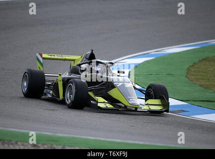 Hockenheim, Allemagne. 06Th Mai, 2019. Sport : W-Series, d'Hockenheim - 2019, la formation. Vivien Keszthelyi de Hongrie disques durs sur la piste de course. Credit : Hasan Bratic/dpa/Alamy Live News Banque D'Images