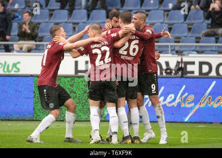 Hanovre, Allemagne. 27 avr, 2019. jubilation autour d'Hendrik WEYDANDT (H) (2ème à droite, n° 26) après son but pour le rendre 1-0 Soccer ; 1. Saison 2018/2019, Bundesliga, 31e journée, Hanovre 96 (H) - FSV FSV FSV Mainz 05 1 : 0, le 27/04/2019 à Hanovre/Allemagne. DFL règlement interdit toute utilisation d'images comme des séquences d'images et/ou quasi-vidéo | Conditions de crédit dans le monde entier : dpa/Alamy Live News Banque D'Images