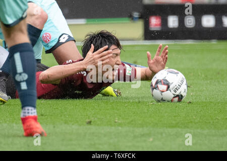 Hanovre, Allemagne. Apr 27, 2019. Genki HARAGUCHI (H) se situe en baubly se plaindre sur le terrain, en face de lui se trouve la balle, plainte, plainte lancinante ; Soccer ; 1. Saison 2018/2019, Bundesliga, 31e journée, Hanovre 96 (H) - FSV FSV FSV Mainz 05 1 : 0, le 27/04/2019 à Hanovre/Allemagne. DFL règlement interdit toute utilisation d'images comme des séquences d'images et/ou quasi-vidéo | Conditions de crédit dans le monde entier : dpa/Alamy Live News Banque D'Images