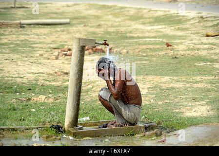 Allahabad, Uttar Pradesh, Inde. 3 mai, 2019. Allahabad : Un homme baignade à un robinet sur une chaude journée à Allahabad le Vendredi, Mai 03, 2019. Credit : Prabhat Kumar Verma/ZUMA/Alamy Fil Live News Banque D'Images