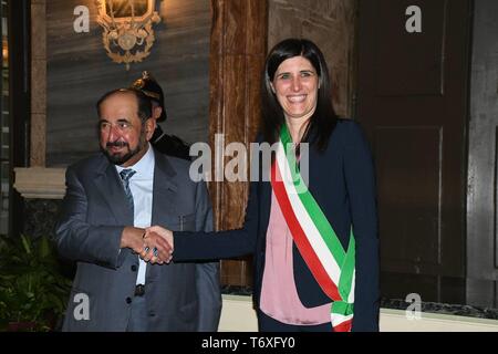 Visite à l'hôtel de ville Son Altesse le Sultan bin Mohammed Al Qasimi, Cheikh de Sharjah. Le souverain, qui est membre du Conseil suprême des Emirats Arabes Unis, a été reçu dans la salle de la Congrégations par le maire. Al Qasimi, historien, écrivain et professeur d'université, a été accompagnée par un groupe de collaborateurs, et restera pendant quelques jours dans la ville, comme Dubaï sera invité d'honneur au Salon du livre de Turin. Sharjah a depuis 1998 été la 'capitale culturelle de l'Unesco et le monde arabe depuis 2014 capitale de la culture islamique' 'l'Isesco (Organisation islamique pour l'éducation, la science et culture Banque D'Images