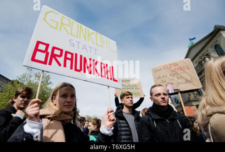 Hanovre, Allemagne. 06Th Mai, 2019. Étudiants détiennent des panneaux lors d'un Vendredi pour les démonstration. Les étudiants protestent contre l'actuel climat politique. Credit : Julian Stratenschulte/dpa/Alamy Live News Banque D'Images