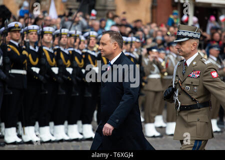 Varsovie, Voïvodie de Mazovie, Pologne. 3 mai, 2019. Le président polonais Andrzej Duda vu marchant accompagné par un soldat au cours de l'occasion.Célébration du Jour de la Constitution, le 3 mai à la place du château. Parade militaire de cérémonie à l'occasion de la célébration. Credit : Lidia/Mukhamadeeva SOPA Images/ZUMA/Alamy Fil Live News Banque D'Images