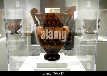 Objets en terre cuite, par le maître céramiste Eufronio, V-IV siècle avant J.-C., volé de Cerveteri, Italie et découvert en 1990 en Amérique Rome le 3 mai 2019. Palais du Quirinal. Aperçu de l'exposition 'L'art de sauvetage art' , une collection d'œuvres antiques, peintures, statues, bijoux et objets en terre cuite sauvés de la commande des Carabiniers pour la protection du patrimoine culturel en 50 ans. Bon nombre de ces œuvres ont été volés à commission pour les collections privées. Samantha di Photo/Insidefoto Zucchi Banque D'Images