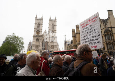 London, Greater London, UK. 3 mai, 2019. Vu les militants se sont réunis à l'extérieur de l'abbaye de Westminster au cours de l'action de grâces pour la Marine.anti-nucléaire manifestations devant l'abbaye de Westminster, tandis qu'un service d'action de grâce pour la Marine a eu lieu à l'intérieur de l'abbaye. Credit : Lexie Harrison-Cripps SOPA/Images/ZUMA/Alamy Fil Live News Banque D'Images