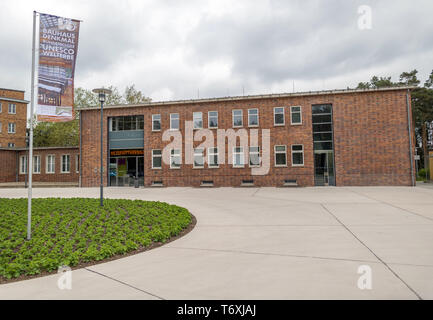 02 mai 2019, le Brandebourg, Bernau : le complexe de l'école fédérale de l'Fédération des syndicats allemands (ADGB). Le Bauhaus a été un site du patrimoine mondial de l'Unesco depuis l'été 2017. Photo : Patrick Pleul/dpa-Zentralbild/ZB Banque D'Images