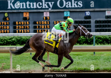 Louisville, Kentucky, USA. 2 mai, 2019. 3 mai 2019 : le seuil de rentabilité, # 4, monté par jockey Shaun Bridgmohan, gagne la huit cloches sur Kentucky Oaks Day à Churchill Downs le 3 mai 2019 à Louisville, Kentucky. Mary Meek/Eclipse Sportswire/CSM/Alamy Live News Banque D'Images