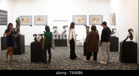 Jakarta, Indonésie, Jakarta. 3 mai, 2019. Les visiteurs sont vu profiter de peintures et sculptures au cours de l'Art Moments.Moments de Jakarta, l'Art est un art qui s'est tenu le 3 mai - 5 à Jakarta avec plus de 30 galeries internationales et locales. La foire qui a été ouvert pour le public pendant deux jours présentant des œuvres d'art contemporain d'artistes de renom tels que Banksy, Christine Ay Tjoe, Handiwirman Saputra, Robert Indiana, Fernando Botero, Ju Ming, Kaws, Marc Quinn et Jean Mitchel Othoniel entre autres. Credit : Nicklas Hanoatubun SOPA/Images/ZUMA/Alamy Fil Live News Banque D'Images