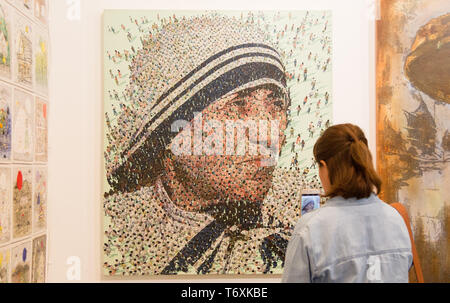 Jakarta, Indonésie, Jakarta. 3 mai, 2019. Un visiteur vu regardant la peinture de Mère Teresa pendant l'Art Moments.Moments de Jakarta, l'Art est un art qui s'est tenu le 3 mai - 5 à Jakarta avec plus de 30 galeries internationales et locales. La foire qui a été ouvert pour le public pendant deux jours présentant des œuvres d'art contemporain d'artistes de renom tels que Banksy, Christine Ay Tjoe, Handiwirman Saputra, Robert Indiana, Fernando Botero, Ju Ming, Kaws, Marc Quinn et Jean Mitchel Othoniel entre autres. Credit : Nicklas Hanoatubun SOPA/Images/ZUMA/Alamy Fil Live News Banque D'Images