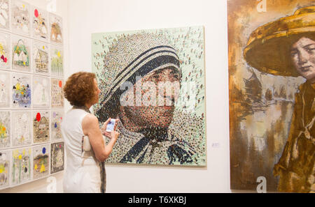 Jakarta, Indonésie, Jakarta. 3 mai, 2019. Un visiteur vu regardant la peinture de Mère Teresa pendant l'Art Moments.Moments de Jakarta, l'Art est un art qui s'est tenu le 3 mai - 5 à Jakarta avec plus de 30 galeries internationales et locales. La foire qui a été ouvert pour le public pendant deux jours présentant des œuvres d'art contemporain d'artistes de renom tels que Banksy, Christine Ay Tjoe, Handiwirman Saputra, Robert Indiana, Fernando Botero, Ju Ming, Kaws, Marc Quinn et Jean Mitchel Othoniel entre autres. Credit : Nicklas Hanoatubun SOPA/Images/ZUMA/Alamy Fil Live News Banque D'Images