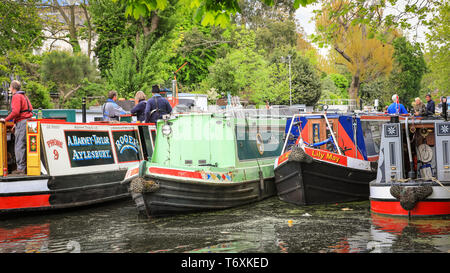 Londres, Royaume-Uni, 3 mai 2019. Les préparatifs sont en cours dans la petite Venise pour le Canalway Cavalcade, comme les bateaux du canal de la décoration sont lentement déplacé dans leurs positions dans la piscine principale. Les fêtes populaires sont organisées par l'Association des voies navigables intérieures et s'exécutera 4-6th mai et comprendra plus de 100 bateaux cette année avec canal boat pageants, un voile parade, musique, spectacles et sports d'eau dans la petite Venise. Credit : Imageplotter/Alamy Live News Banque D'Images