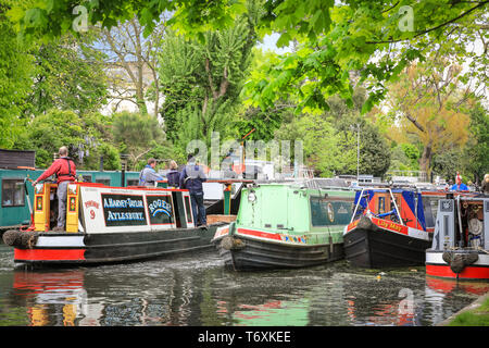 Londres, Royaume-Uni, 3 mai 2019. Les préparatifs sont en cours dans la petite Venise pour le Canalway Cavalcade, comme les bateaux du canal de la décoration sont lentement déplacé dans leurs positions dans la piscine principale. Les fêtes populaires sont organisées par l'Association des voies navigables intérieures et s'exécutera 4-6th mai et comprendra plus de 100 bateaux cette année avec canal boat pageants, un voile parade, musique, spectacles et sports d'eau dans la petite Venise. Credit : Imageplotter/Alamy Live News Banque D'Images