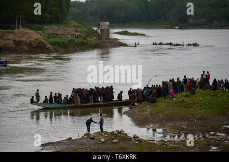 Pulwama, Inde, 3pds holdings (mai 2019. Les gens ont vu arriver dans un bateau pour assister aux funérailles de Lateef Tiger dans Dogripora village de Pulwama.Des milliers de personnes assistent aux funérailles de Lateef Ahmed Dar Lateef alias ''Tiger'' à son domicile à Dogripora, village au sud de Srinagar. Lateef a été l'un des trois rebelles tués dans une rencontre par les forces indiennes dans poll-bound Shopian district de Jammu-et-Cachemire, selon l'armée. Credit : ZUMA Press, Inc./Alamy Live News Banque D'Images