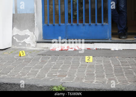 Naples, Campanie. 3 mai, 2019. Italie 3 mai 2019 Naples - trois personnes, dont un enfant, ont été blessés par balles dans une embuscade dans la foule qui a eu lieu juste avant 17h30 à l'angle de la Piazza Nazionale et Via Acquaviva. L'objectif de la commande était un condamné, Salvatore Nurcaro, 32 ans, touché par six balles et admis à l'hôpital où les médecins Loreto Mare a également trouvé un trou d'entrée et une sortie. Crédit : Fabio Sasso/ZUMA/Alamy Fil Live News Banque D'Images