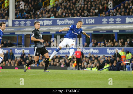 Liverpool, Royaume-Uni. 06Th Mai, 2019. Richarlison de Everton tire au but et le voit dévié off Ben Mee de Burnley (pas en photo) qui marque un but pour Everton, 1ère objectif. Premier League, Everton v Burnley à Goodison Park à Liverpool le vendredi 3 mai 2019. Ce droit ne peut être utilisé qu'à des fins rédactionnelles. Usage éditorial uniquement, licence requise pour un usage commercial. Aucune utilisation de pari, de jeux ou d'un seul club/ligue/dvd publications. Photos par Chris Stading/Andrew Orchard la photographie de sport/Alamy live news Crédit : Andrew Orchard la photographie de sport/Alamy Live News Banque D'Images