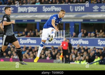 Liverpool, Royaume-Uni. 06Th Mai, 2019. Richarlison de Everton tire au but et le voit dévié off Ben Mee de Burnley (pas en photo) qui marque un but pour Everton, 1ère objectif. Premier League, Everton v Burnley à Goodison Park à Liverpool le vendredi 3 mai 2019. Ce droit ne peut être utilisé qu'à des fins rédactionnelles. Usage éditorial uniquement, licence requise pour un usage commercial. Aucune utilisation de pari, de jeux ou d'un seul club/ligue/dvd publications. Photos par Chris Stading/Andrew Orchard la photographie de sport/Alamy live news Crédit : Andrew Orchard la photographie de sport/Alamy Live News Banque D'Images