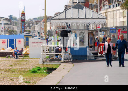 Weymouth. 3e mai 2019. À l'épinette travailleurs's VIctorian Weymouth beach abris avec une couche de peinture fraîche avant la peut Bank Holiday weekend. crédit : Stuart fretwell/Alamy Live News Banque D'Images