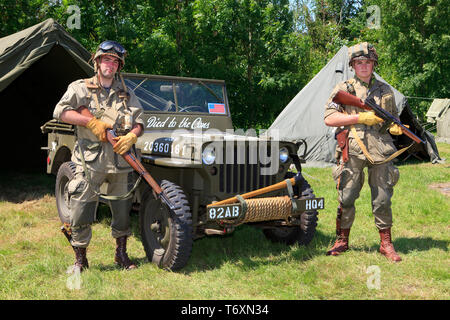 2 soldats de la 101st Airborne Division avec leur Jeep Willys au cours de la D-Day commémorations en Normandie, France Banque D'Images