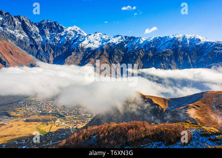 Montagnes sur Stepantsminda Khevi anciennement Kazbegi dans la province Banque D'Images