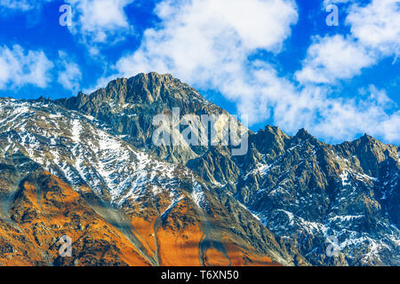 Montagnes sur Stepantsminda Khevi anciennement Kazbegi dans la province Banque D'Images