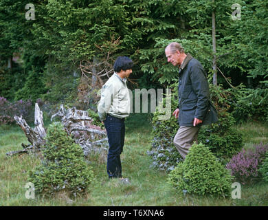 Duc d'Édimbourg expliquant à Prince héritier Naruhito du Japon de leur façon de travailler sur la conservation dans le domaine du château de Balmoral, en Ecosse Banque D'Images