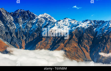 Montagnes sur Stepantsminda Khevi anciennement Kazbegi dans la province Banque D'Images