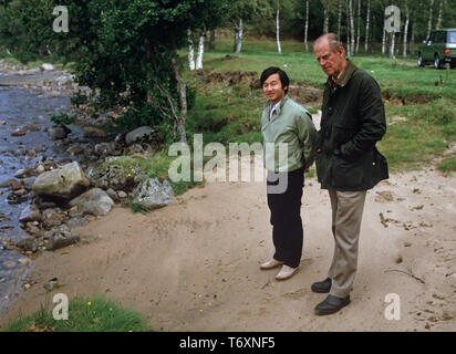 Duc d'Édimbourg expliquant à Prince héritier Naruhito du Japon de leur façon de travailler sur la conservation dans le domaine du château de Balmoral, en Ecosse Banque D'Images