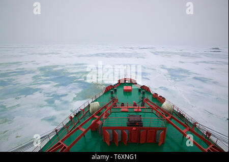 Arc d'un brise-glace nucléaire russe Yamal en route vers le pôle Nord, l'Arctique russe. Banque D'Images