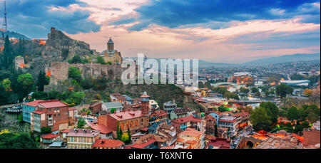 Vue panoramique de Tbilissi (Géorgie) après le coucher du soleil Banque D'Images