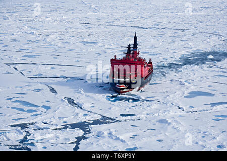Vue aérienne de brise-glace nucléaire russe Yamal briser la glace de mer dans l'Arctique russe, le voyage au pôle Nord. Banque D'Images