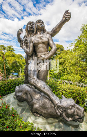 Sculpture représentant les autochtones colombiens à Cerro Nutibara Medellin Banque D'Images