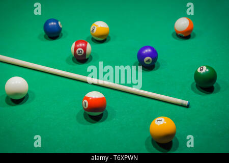 Boules de billard sur la table verte piscine Banque D'Images