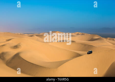 Jeep safari - dangereuses à travers les dunes de sable Banque D'Images