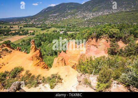 La réserve - pit sur la production d'ocre Banque D'Images