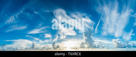 Panorama de bleu ciel nuageux et soleil levant Banque D'Images