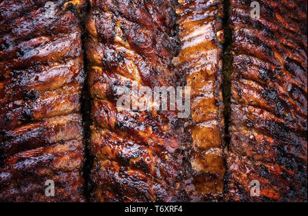Côtes levées barbecue St Louis coupe avec chili chaud au miel marinade comme vue de dessus de l'espace de copie et la texture des aliments Banque D'Images