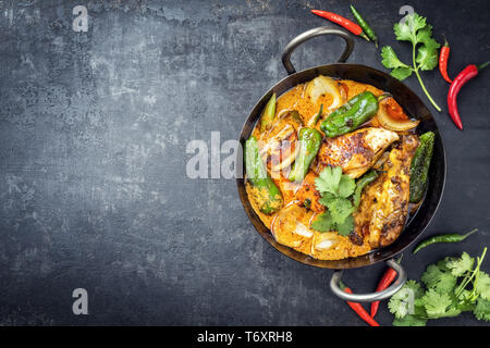 Kaeng traditionnel Thaï coco massaman curry de poulet au piment jalapeno Banque D'Images