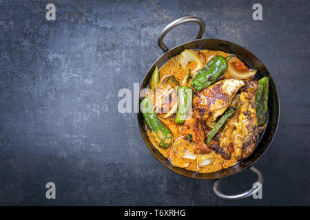 Kaeng traditionnel Thaï coco massaman curry de poulet au piment jalapeno Banque D'Images