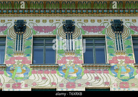 Vienne, AUTRICHE - 1er avril 2019 : Détail de la façade d'Otto Wagner's House (Majolikahaus majolique), dans la Linke Wienzeile, Sécession classique (art Banque D'Images