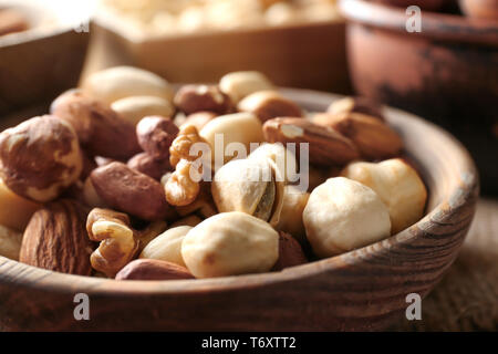 Les écrous différents dans bol en bois, gros plan Banque D'Images