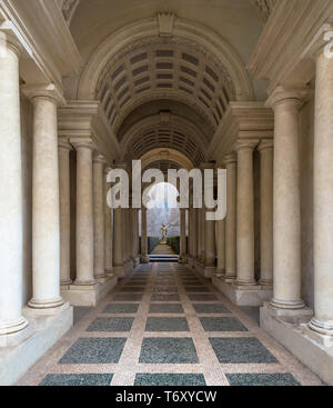 Palais de luxe avec des colonnes de marbre à Rome Banque D'Images