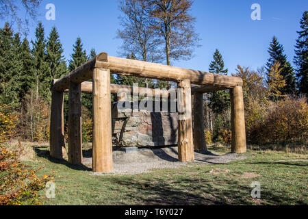 Boulder massives dans la forêt Banque D'Images