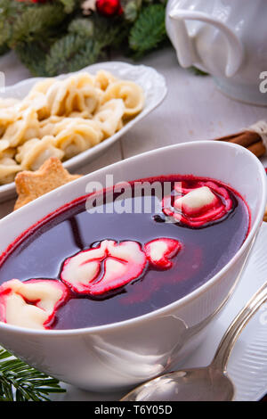 Barszcz rouge avec une soupe de Noël polonais uszka Banque D'Images