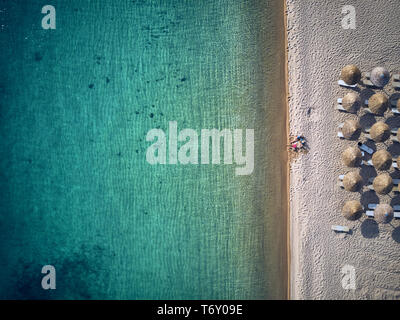 Belle plage avec la famille drone abattu Banque D'Images