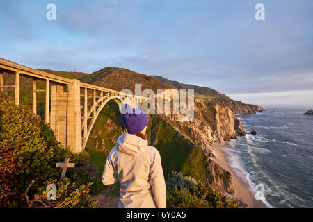 Touriste près de Bixby Creek Bridge en Californie Banque D'Images