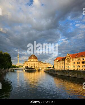 Vue sur la Spree à l'Île aux Musées avec le Bodemuseum dans la chaude lumière du soir, derrière la tour de télévision, Berlin, Allemagne Banque D'Images