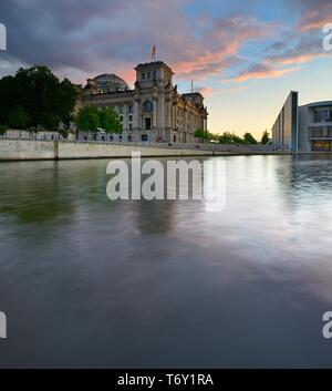 Vue sur la Spree au Reichstag au coucher du soleil, Berlin, Allemagne Banque D'Images