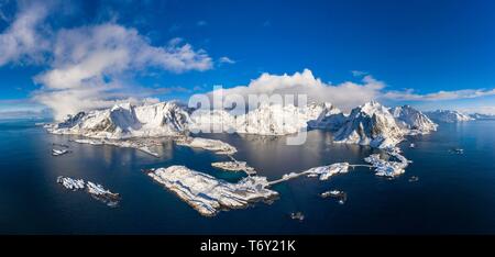 Vue de la Reine, villages et Hamnoy Sakrisoy, montagnes de neige et de fjords, Olstinden, Moskenesoya, Lofoten, Norvège Banque D'Images