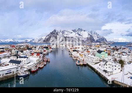 Port dans village de pêcheurs Henningsvær, Austvagoya, Lofoten, Norvège Banque D'Images